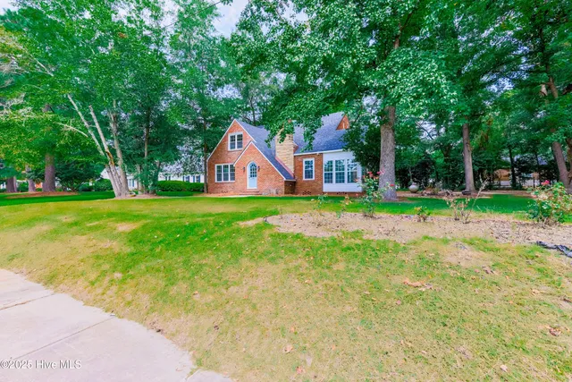 $327,500 | 513 East Main Street, Wallace, NC 28466