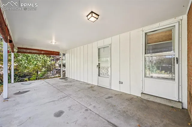 a view of a house with backyard and garden
