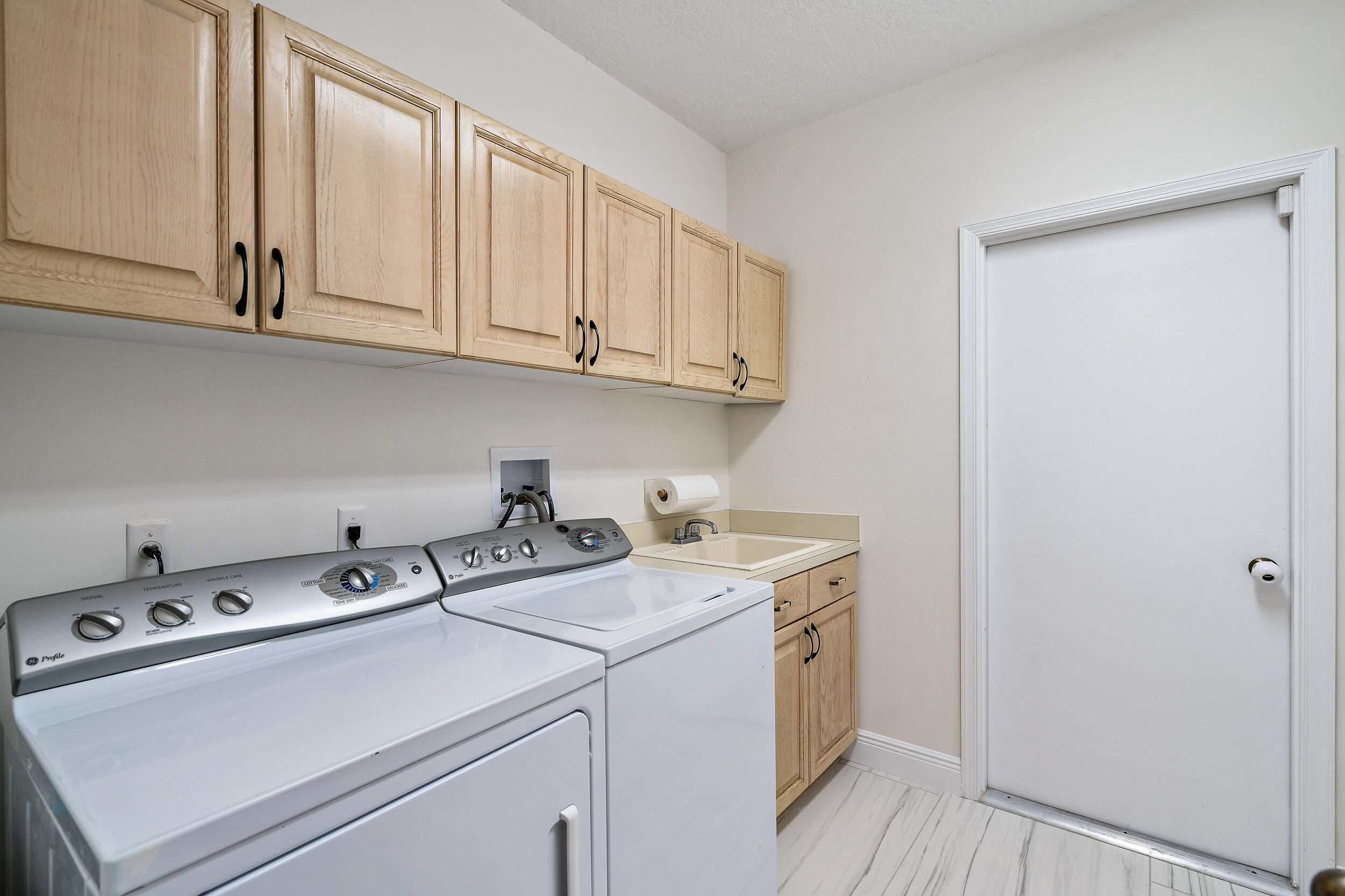 207 Eagleton Estates Boulevard Palm Beach Gardens, FL 33418 - Photo 23 of 34 a utility room with dryer and washer
