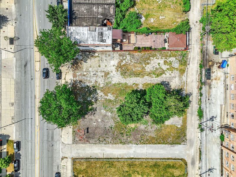 4317 South State Street Chicago, IL 60609 - Photo 2 of 10 a view of a small yard