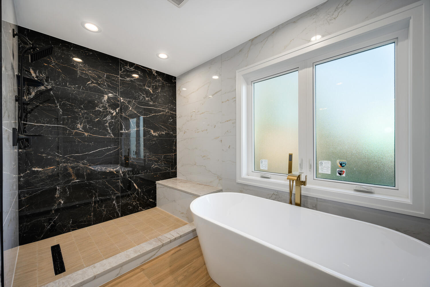 22642 Frontier Court Frankfort, IL 60423 - Photo 22 of 29 a bathroom with a bathtub and a sink