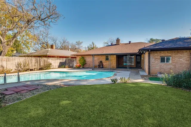 $429,000 | 1910 Jamestown Court, Arlington, TX 76013