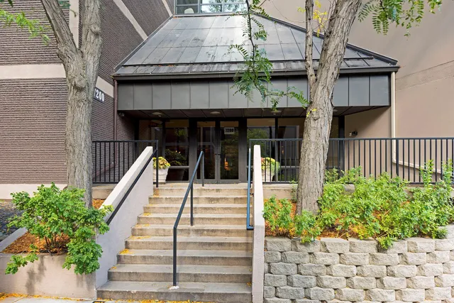 $324,900 | 7200 York Avenue South, Unit 220, Edina, MN 55435