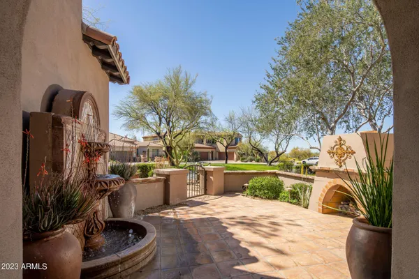a view of a backyard