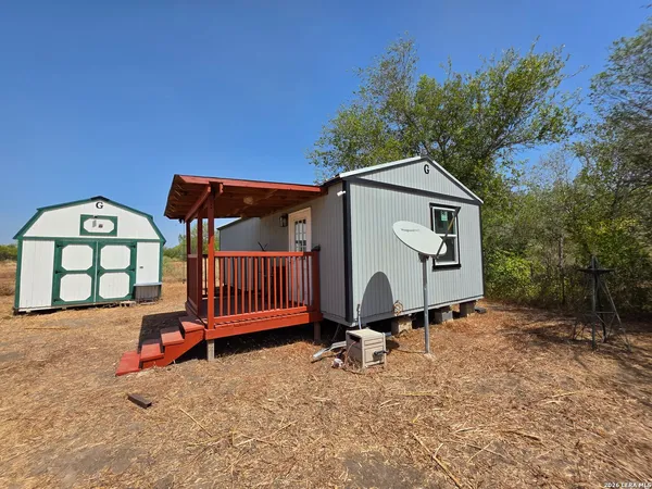 $950 | 138 County Road 664, Devine, TX 78016