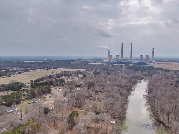 a view of a dry yard