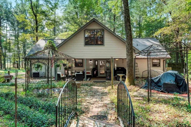 a view of a house with backyard