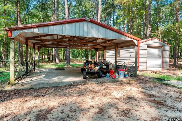 a view of a house with backyard