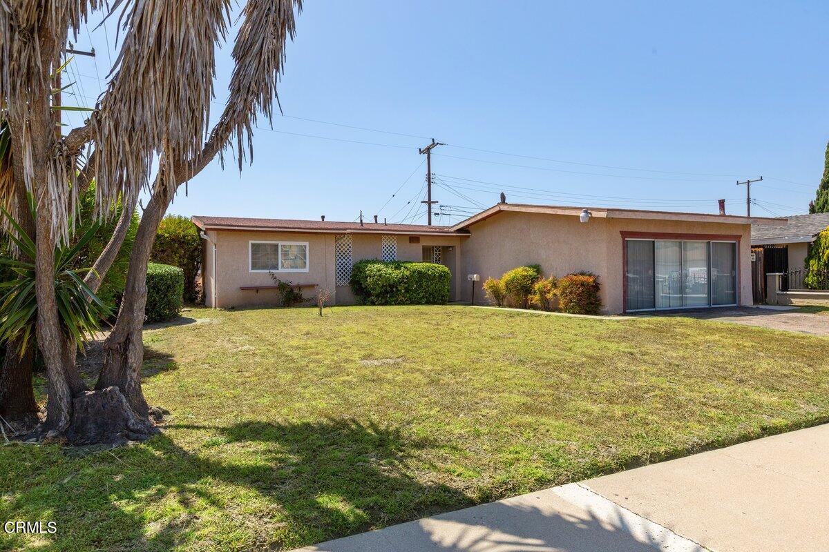 a view of a house with a yard