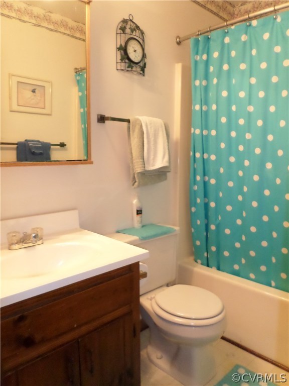 10339 North Donegal Road Chesterfield, VA 23832 - Photo 13 of 18 Hallway full bath!