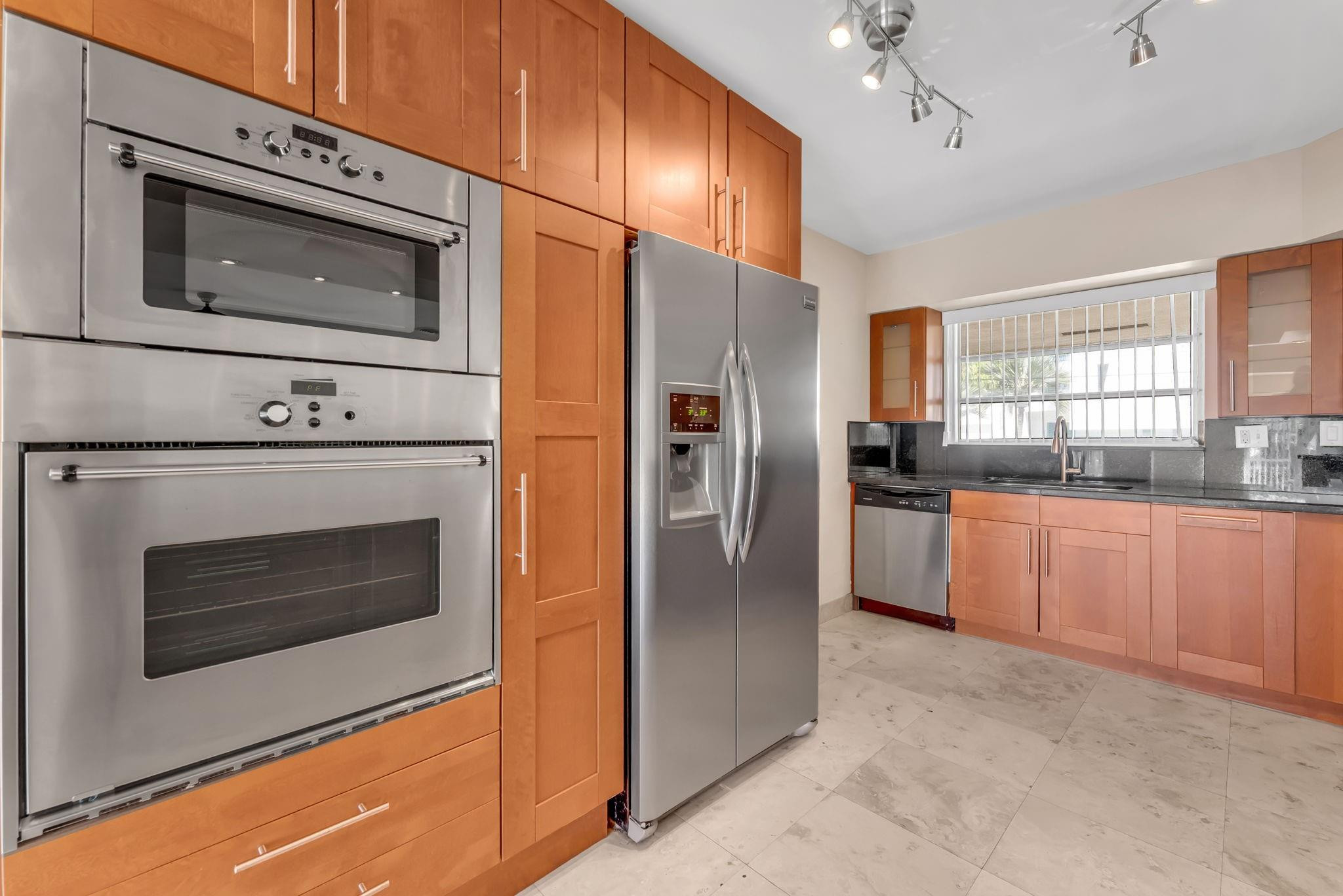 2940 Northeast 19th Street Pompano Beach, FL 33062 - Photo 2 of 34 Photo 2