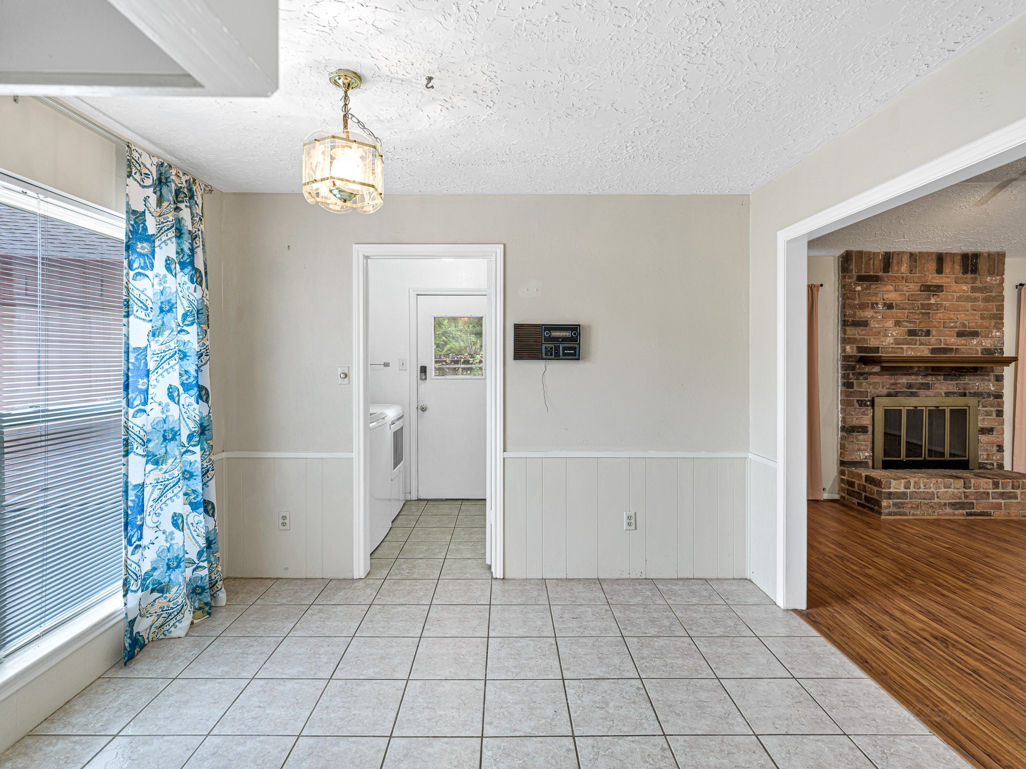 22906 Squirrel Tree Street Spring, TX 77389 - Photo 11 of 41 an empty room with kitchen and windows