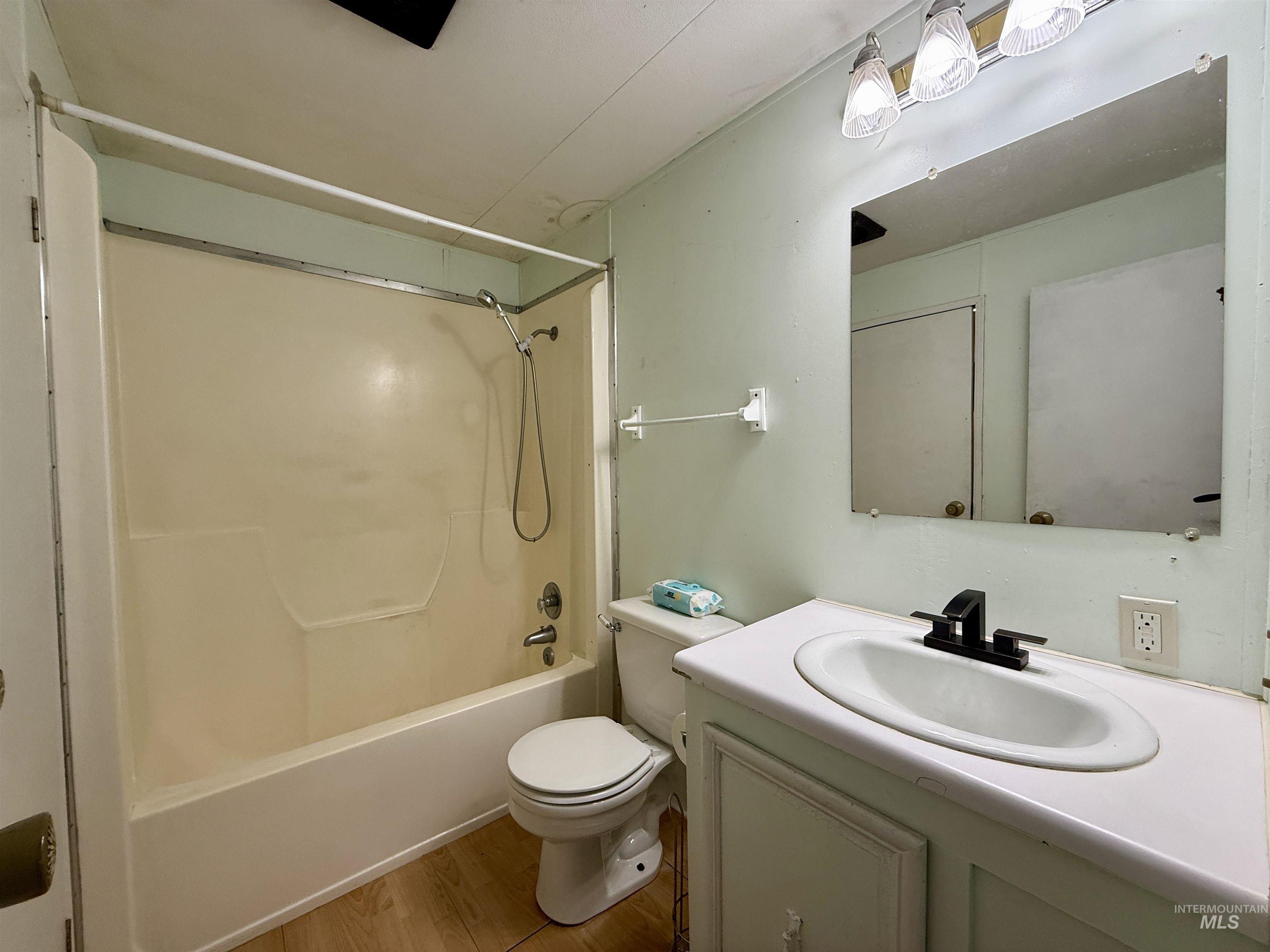191 Battle Ridge Road Kooskia, ID 83539 - Photo 22 of 35 Full bath with washtub / shower combination, vanity, and light wood-style floors