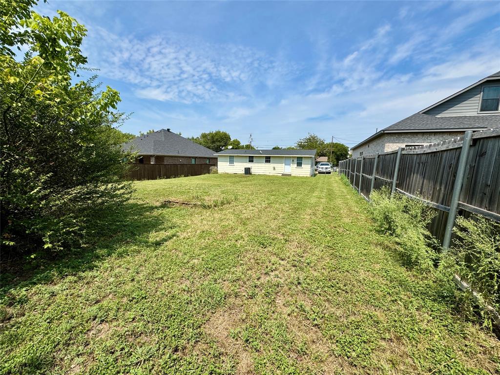 211 Sperry Lane Red Oak, TX 75154 - Photo 15 of 16 a view of an outdoor space and a yard