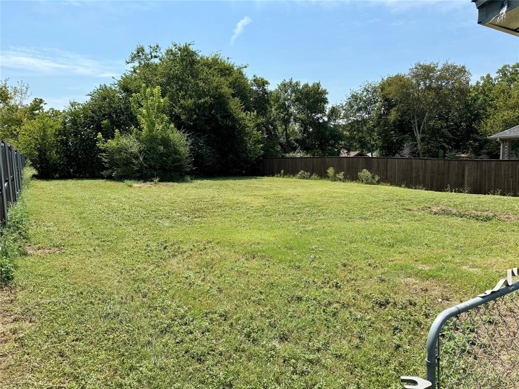 211 Sperry Lane Red Oak, TX 75154 - Photo 16 of 16 a backyard of a house with lots of green space