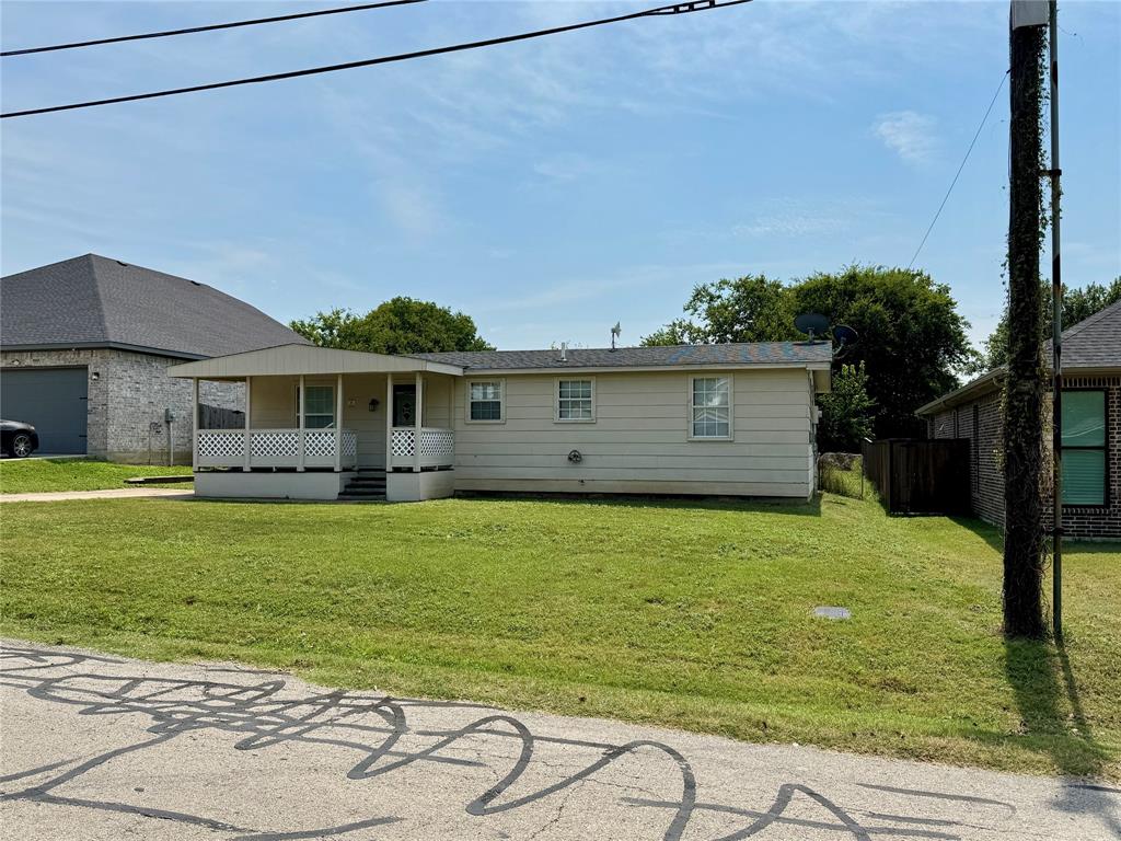 211 Sperry Lane Red Oak, TX 75154 - Photo 2 of 16 a backyard of a house