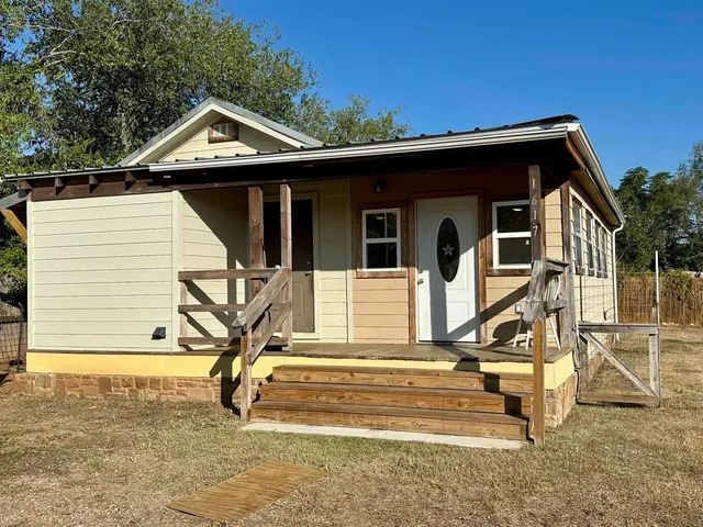 a view of a house with backyard