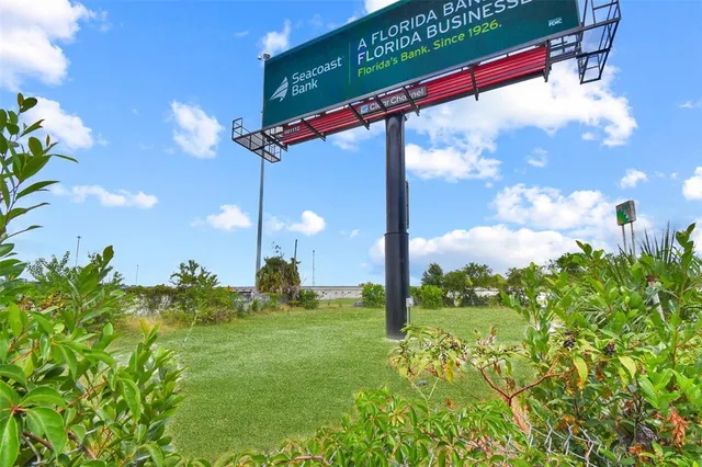 a view of a back yard