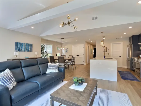 $3,800 | 5245 West Ardmore Avenue, Unit COACHHOUSE, Chicago, IL 60646