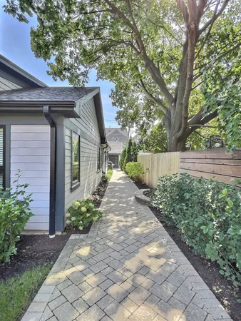 $3,800 | 5245 West Ardmore Avenue, Unit COACHHOUSE, Chicago, IL 60646