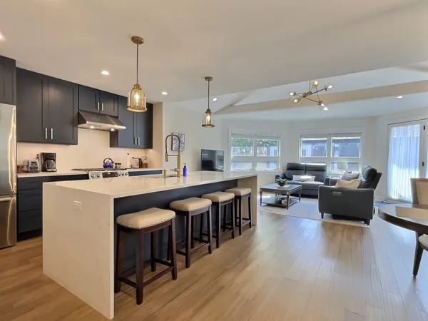 $3,800 | 5245 West Ardmore Avenue, Unit COACHHOUSE, Chicago, IL 60646