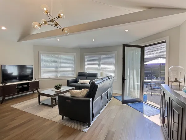 $3,800 | 5245 West Ardmore Avenue, Unit COACHHOUSE, Chicago, IL 60646