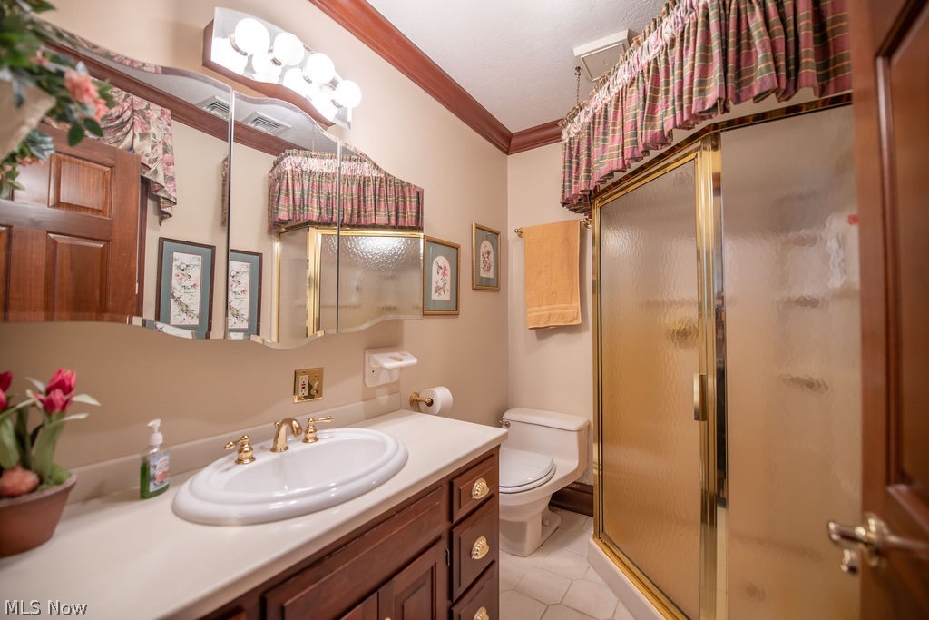 2009 Lakewood Road Southwest Sherrodsville, OH 44675 - Photo 31 of 47 Spacious bathroom highlighting the abundant natural light