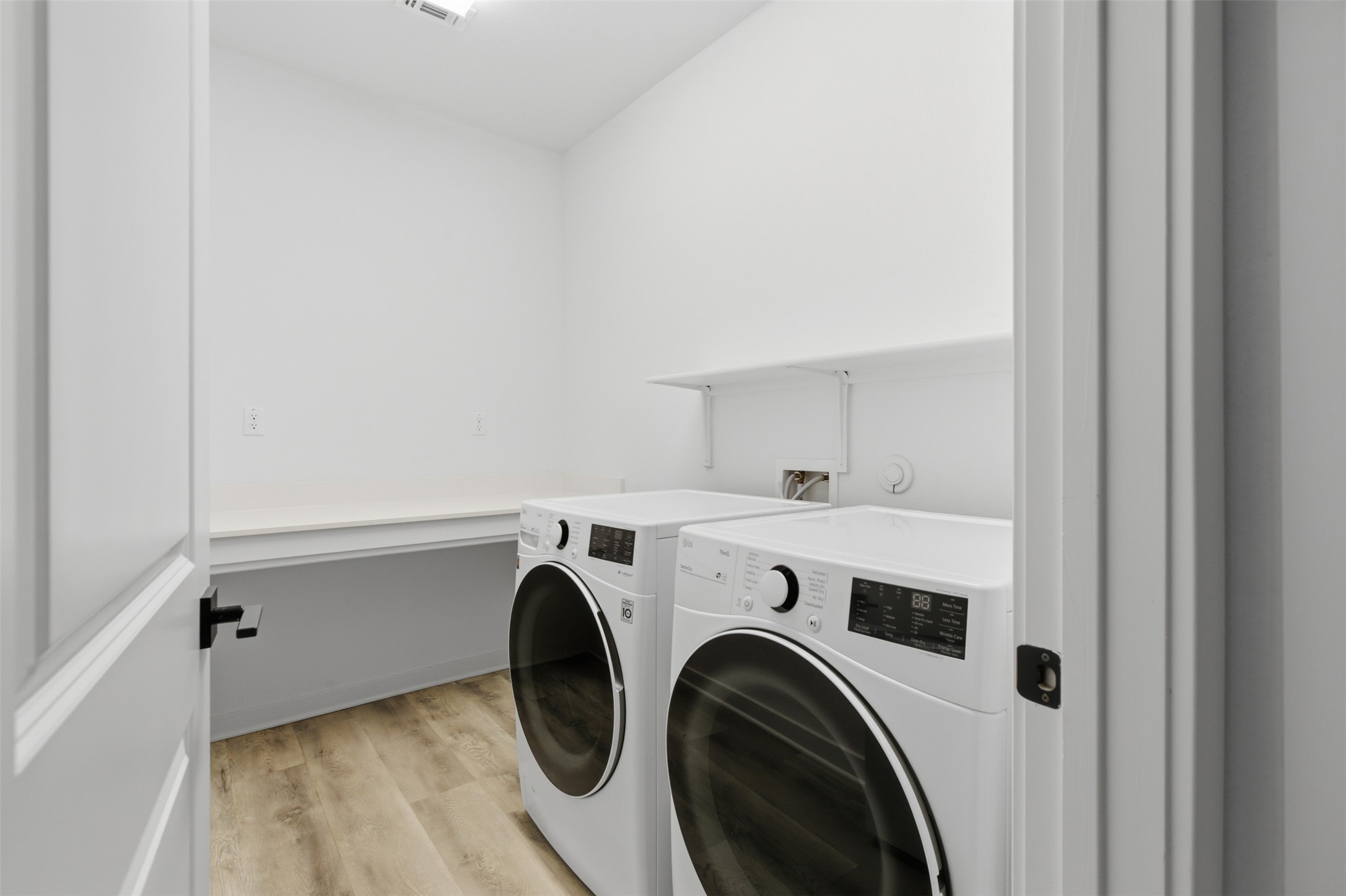 9001 Spire View Austin, TX 78744 - Photo 9 of 35 Spacious laundry room