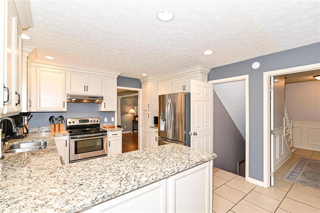 12727 Charing Cross Road Carmel, IN 46033 - Photo 12 of 40 Gallery Image 12