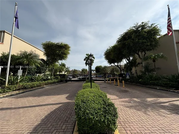 $2,500 | 650 Northwest 86th Place, Unit 3209, Miami, FL 33126