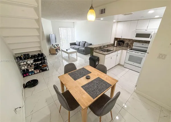 $2,500 | 650 Northwest 86th Place, Unit 3209, Miami, FL 33126