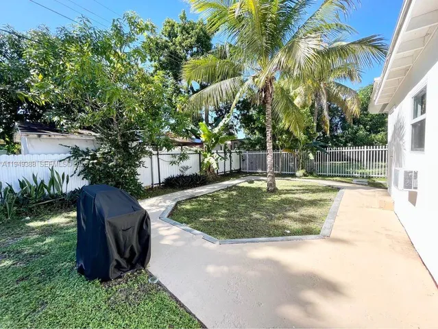 a view of a backyard