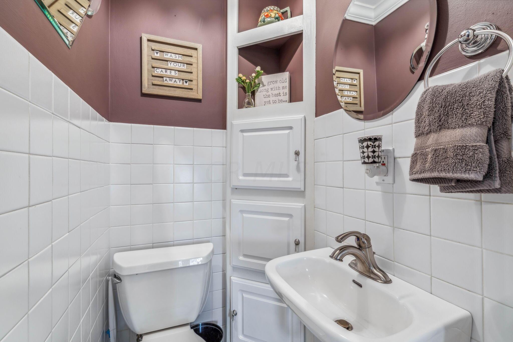 93 East Torrence Road Columbus, OH 43214 - Photo 14 of 41 1st Fl Half Bath