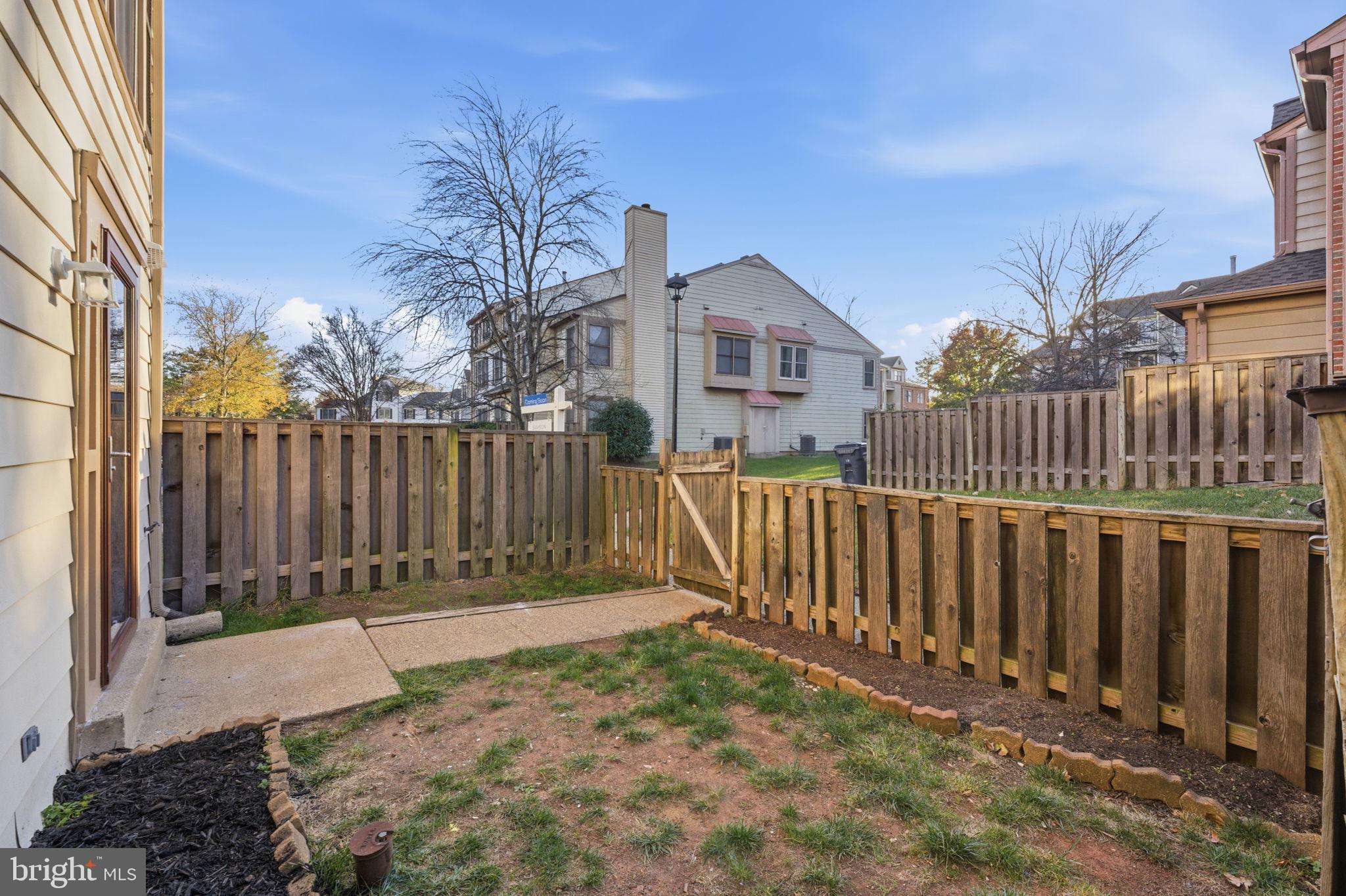 7498 Tangier Way Manassas, VA 20109 - Photo 5 of 40 Front Lawn and fence