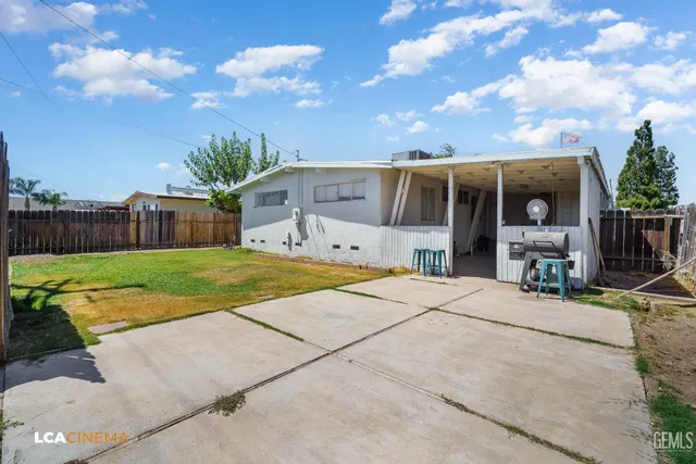 a view of a house with backyard and porch