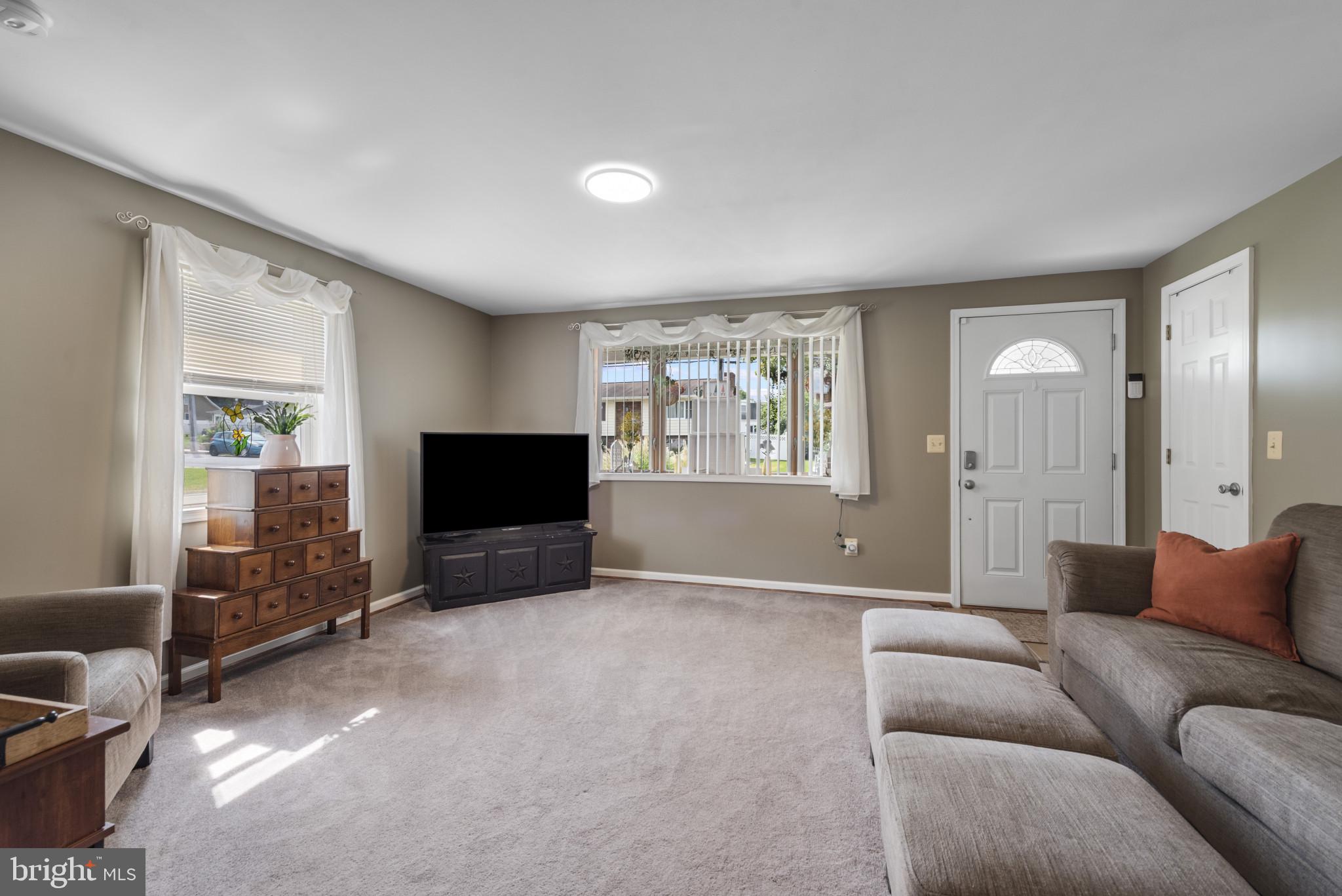 332 Poplar Road Baltimore, MD 21221 - Photo 10 of 59 a living room with furniture and a flat screen tv