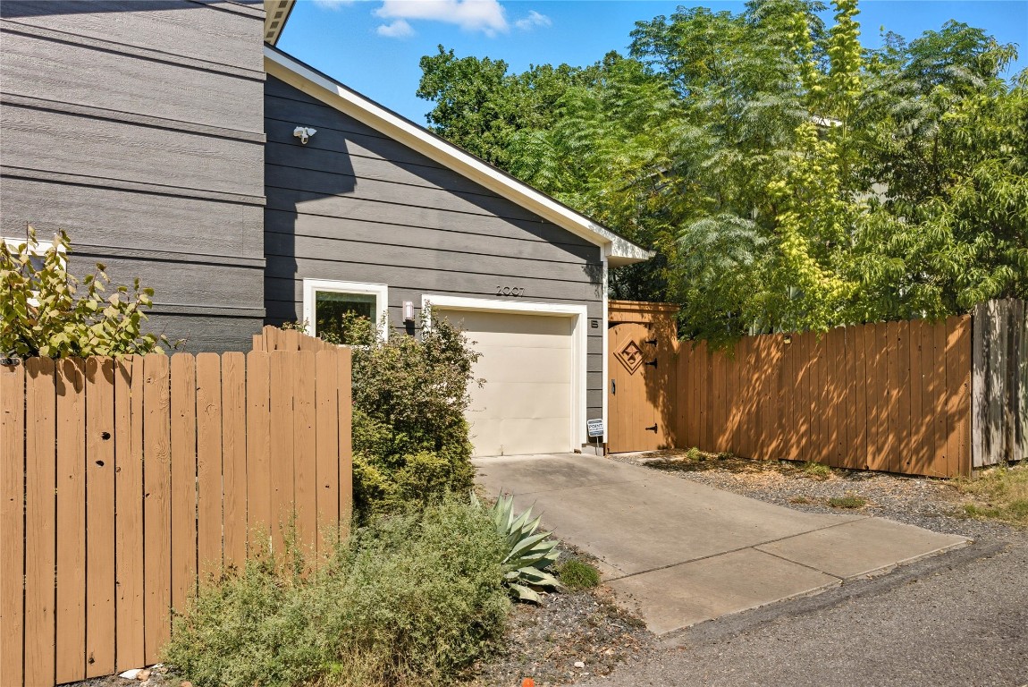 2007 South L Davis Avenue, Unit B Austin, TX 78702 - Photo 6 of 24 a view of backyard with potted plants and a large tree