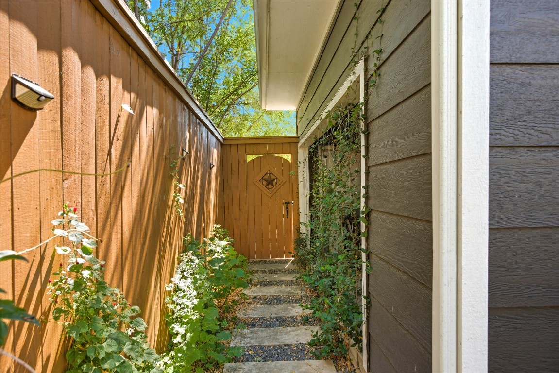 2007 South L Davis Avenue, Unit B Austin, TX 78702 - Photo 8 of 24 a front view of a house