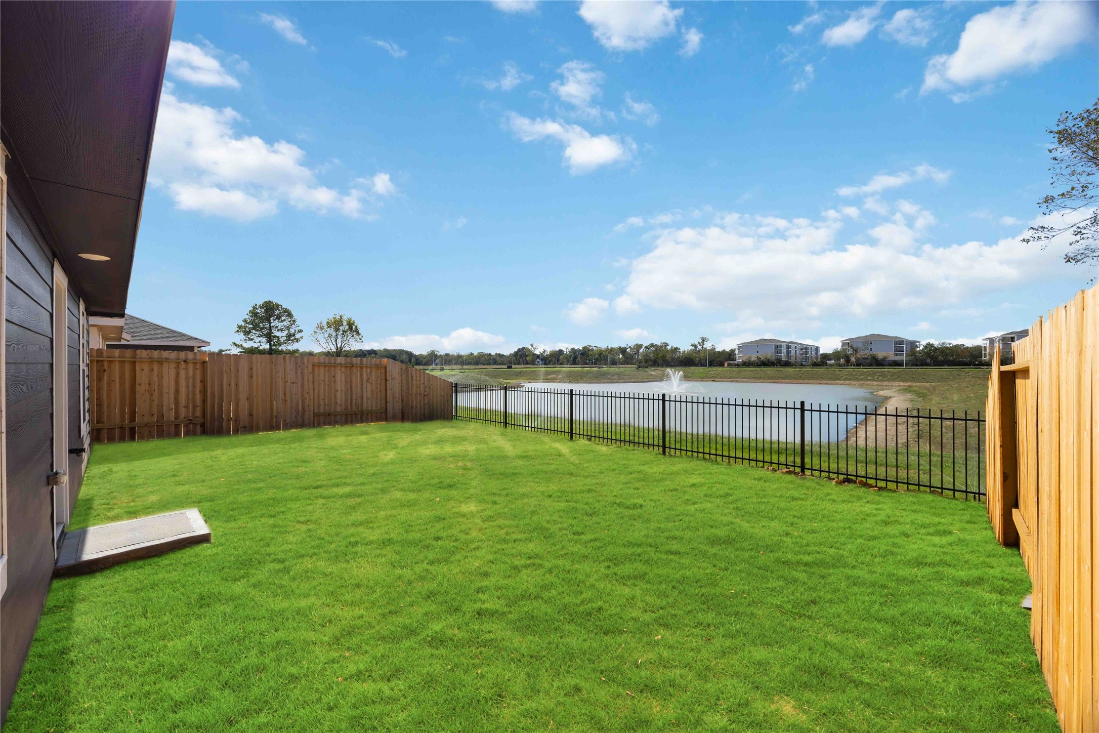11913 Sweet Apple Lane Houston, TX 77048 - Photo 19 of 20 a view of a yard and a fence