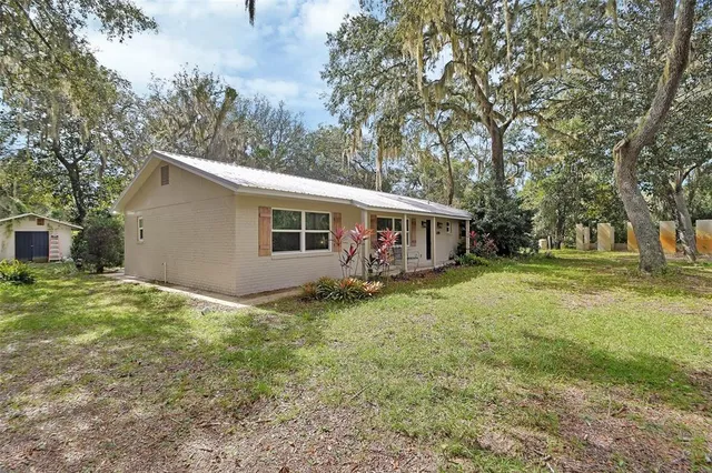 a view of a house with a yard