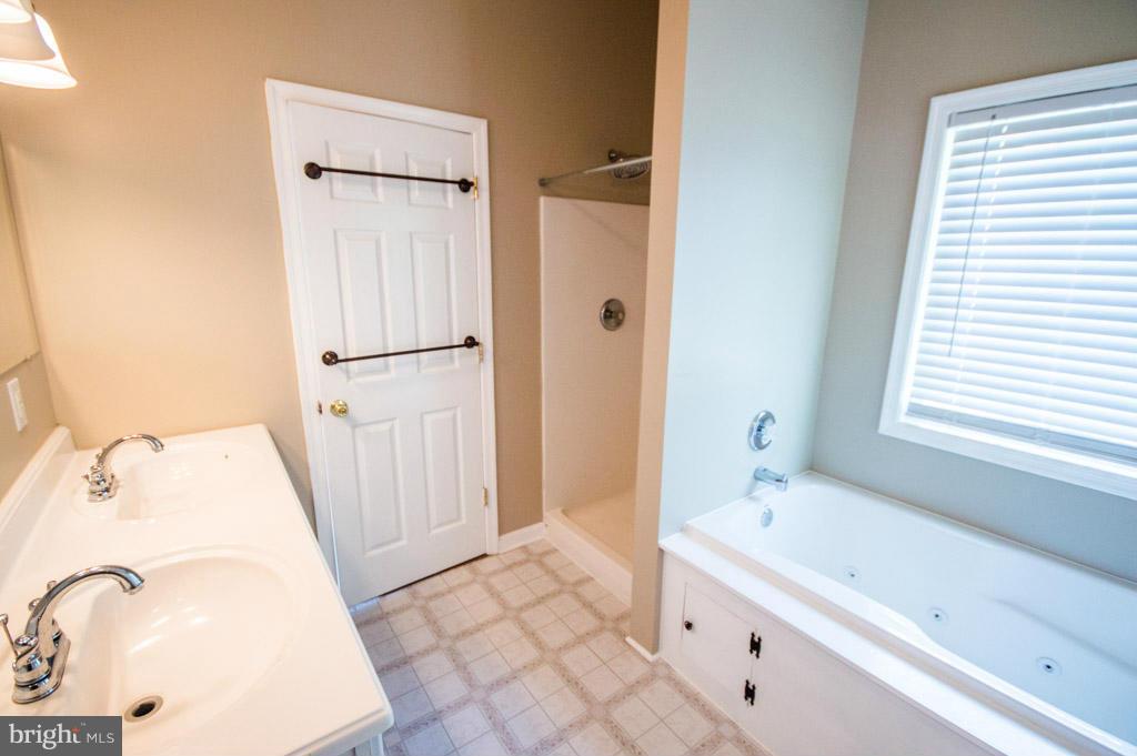 564 Venus Branch Road Front Royal, VA 22630 - Photo 14 of 30 Bath (Master)