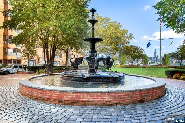 a group of cars parked in front of a building