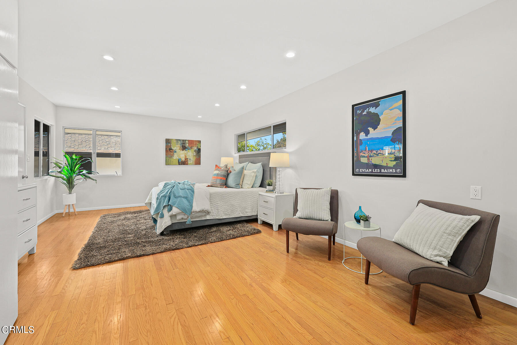 515 Cliff Drive Pasadena, CA 91107 - Photo 17 of 37 a living room with furniture and wooden floor