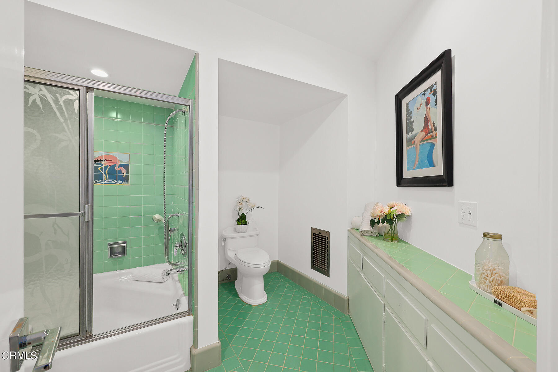 515 Cliff Drive Pasadena, CA 91107 - Photo 20 of 37 a bathroom with a bathtub sink and toilet