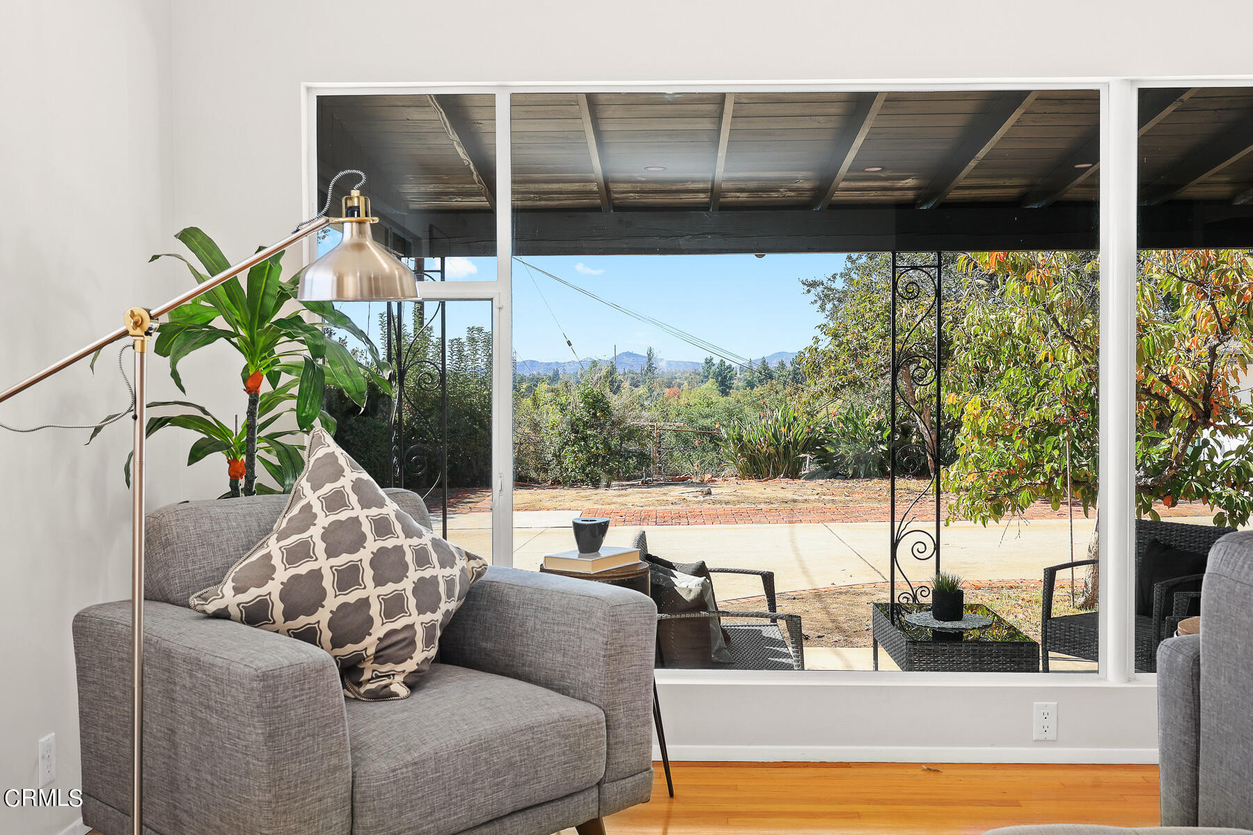 515 Cliff Drive Pasadena, CA 91107 - Photo 9 of 37 a living room with furniture