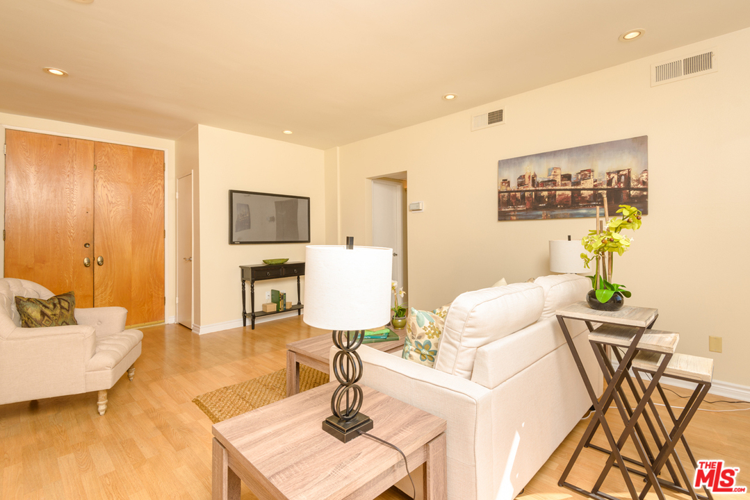 622 South Barrington Avenue, Unit 403 Los Angeles, CA 90049 - Photo 1 of 25