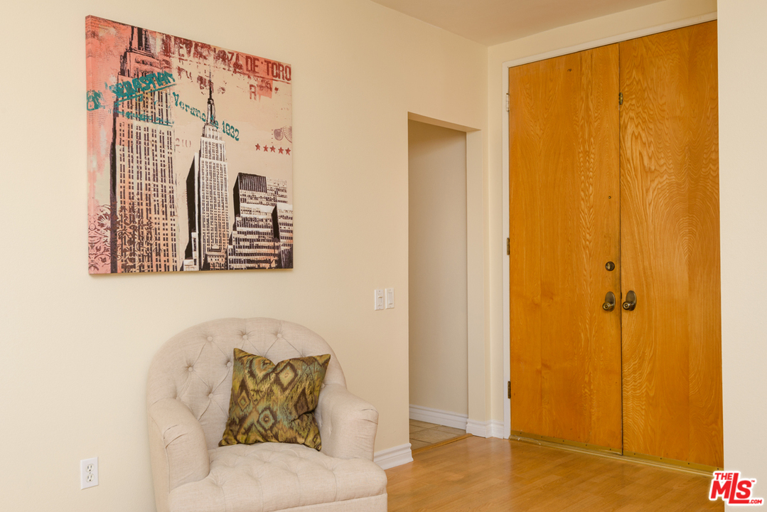 622 South Barrington Avenue, Unit 403 Los Angeles, CA 90049 - Photo 2 of 25