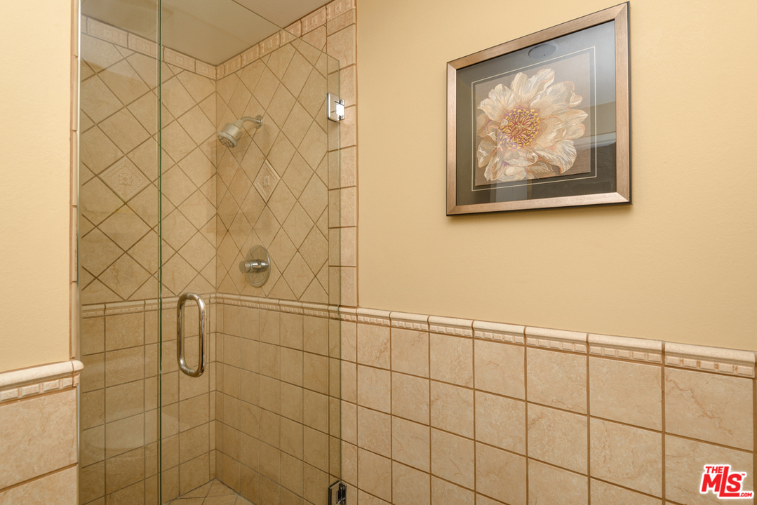 622 South Barrington Avenue, Unit 403 Los Angeles, CA 90049 - Photo 14 of 25