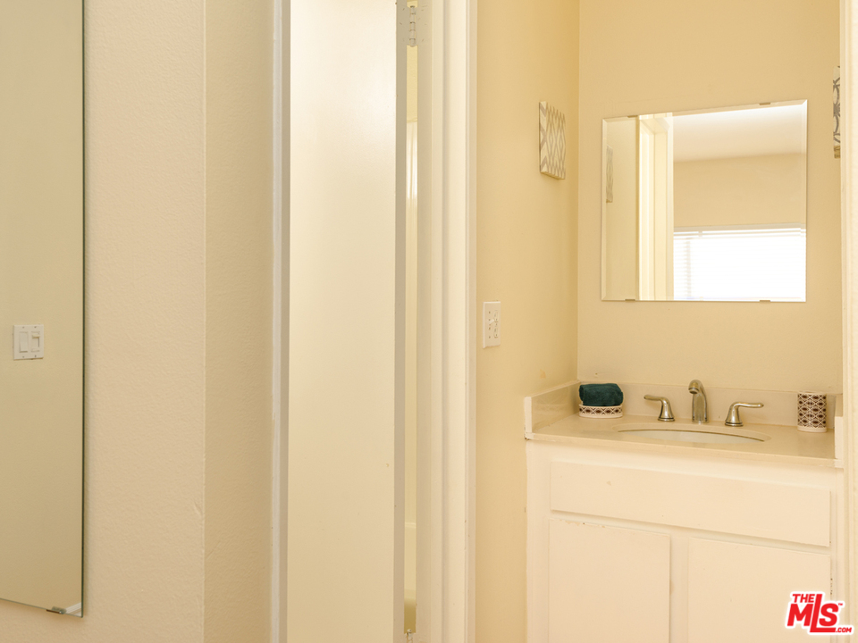 622 South Barrington Avenue, Unit 403 Los Angeles, CA 90049 - Photo 15 of 25