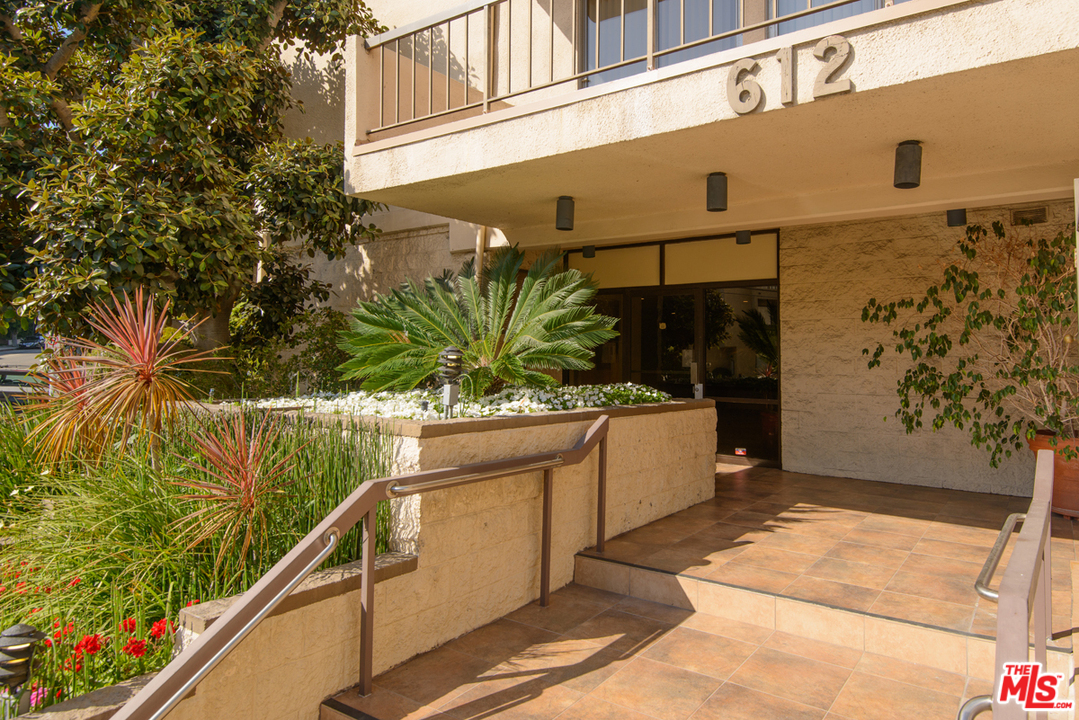 622 South Barrington Avenue, Unit 403 Los Angeles, CA 90049 - Photo 18 of 25